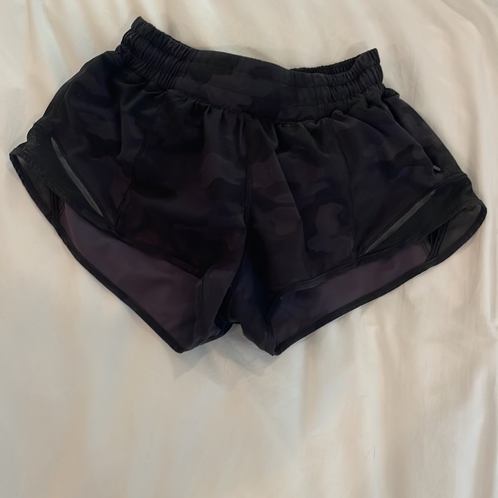 Lululemon size 4 Hotty Hot shorts 2.5 inch
